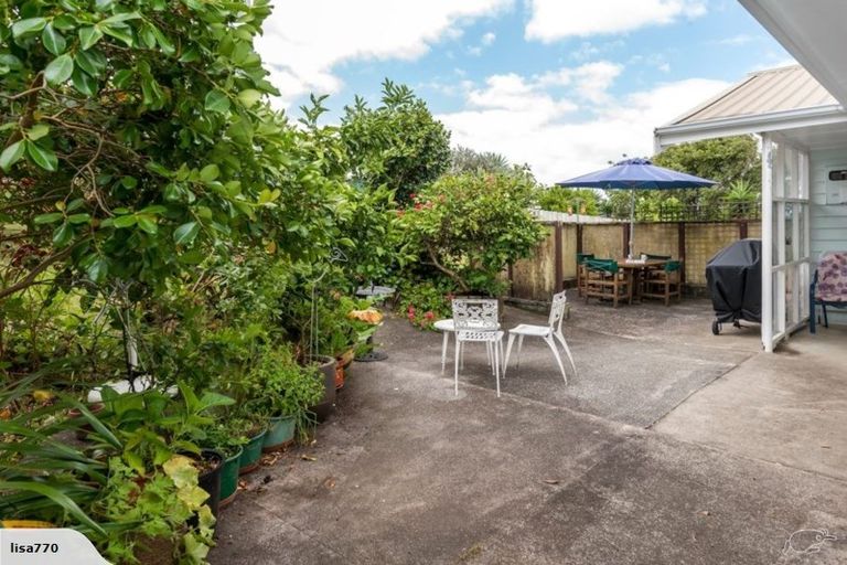 Photo of property in 15 Ellesmere Crescent, Pakuranga Heights, Auckland, 2010