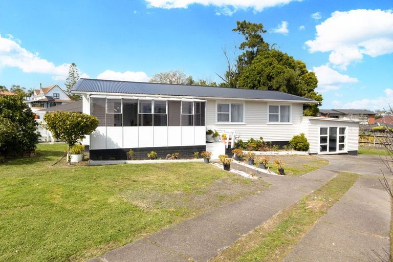 Photo of property in 12 Ashbourne Place, Glendene, Auckland, 0602
