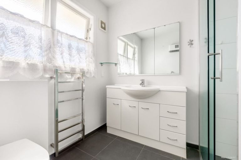 Photo of property in 2/37 Shakespeare Road, Milford, Auckland, 0620