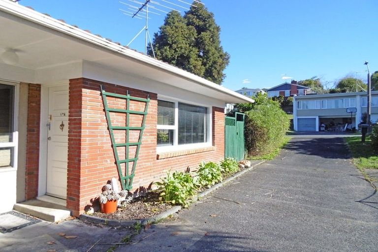 Photo of property in 1/6 Keldale Place, Forrest Hill, Auckland, 0620
