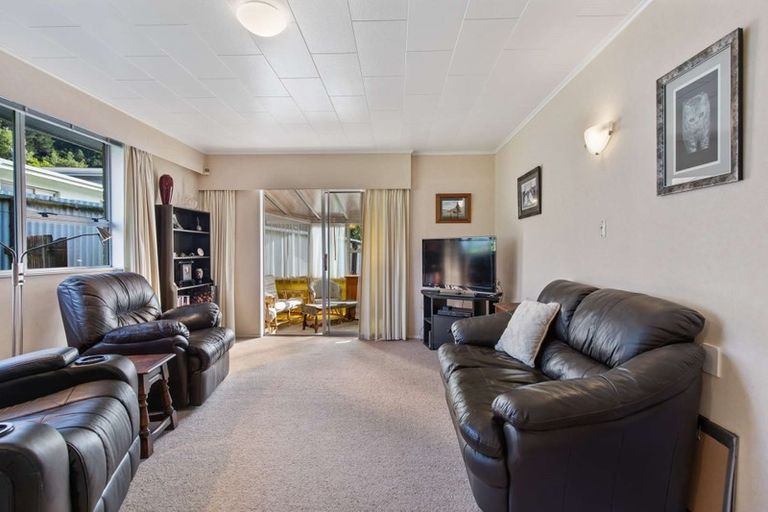 Photo of property in 2/57 Sunbrae Drive, Silverstream, Upper Hutt, 5019