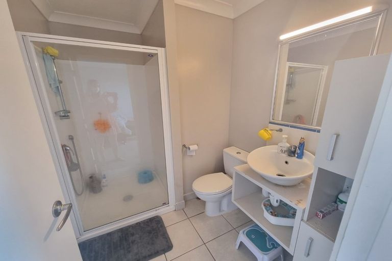 Photo of property in 9b Clearwater Cove, West Harbour, Auckland, 0618