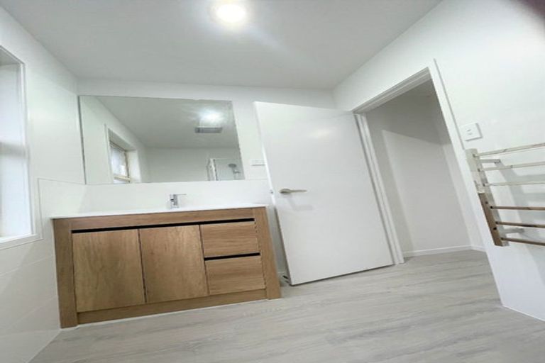 Photo of property in 21 Chilcott Road, Henderson, Auckland, 0612