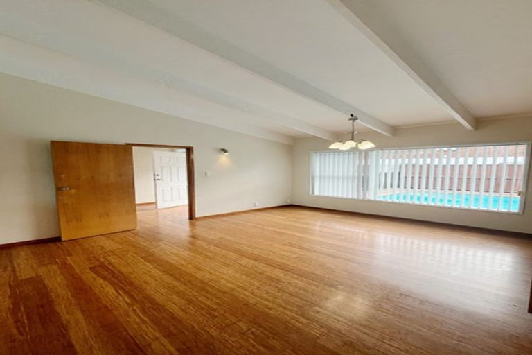 Photo of property in 12 Holdaway Avenue, Northcote, Auckland, 0627