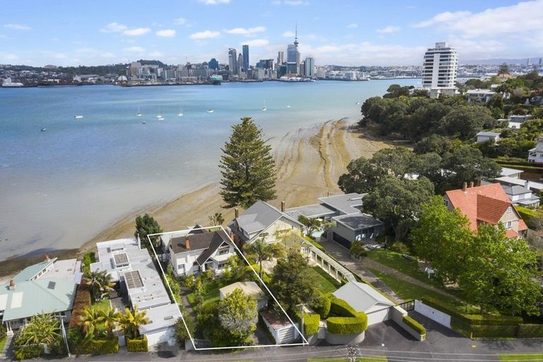Photo of property in 5 Stanley Point Road, Stanley Point, Auckland, 0624
