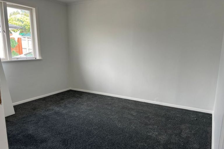 Photo of property in 2 Springside Place, New Lynn, Auckland, 0600