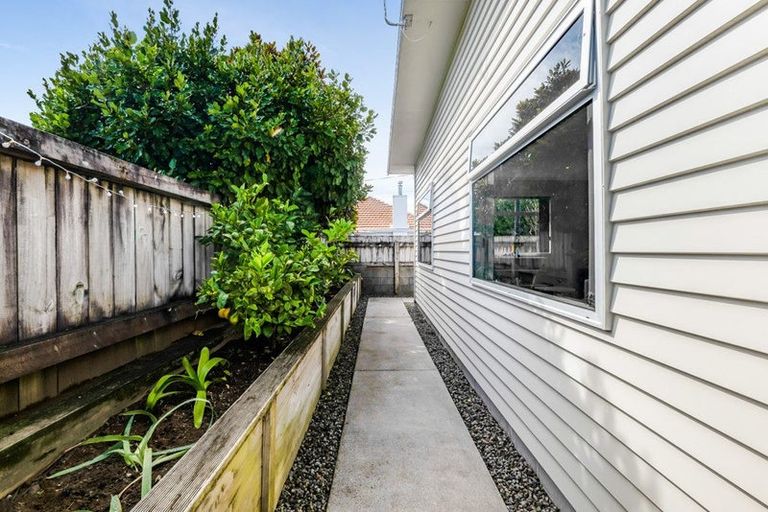 Photo of property in 2/297 Carrington Street, Vogeltown, New Plymouth, 4310