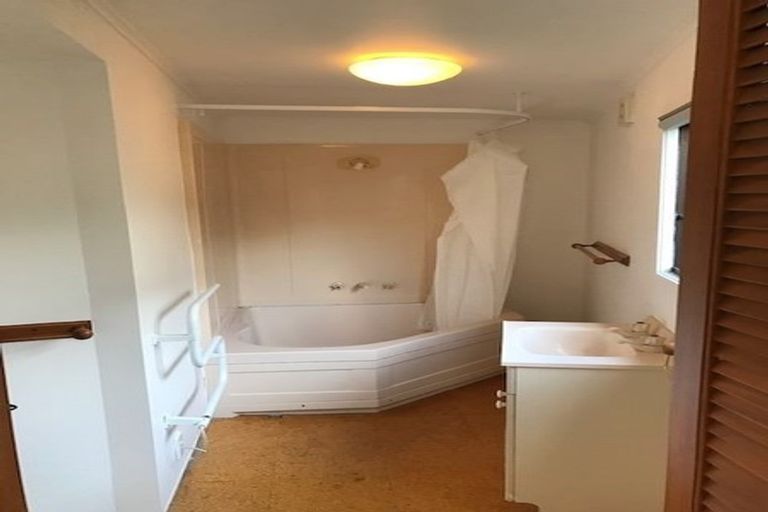 Photo of property in 2/11 Korotaha Terrace, Rothesay Bay, Auckland, 0630