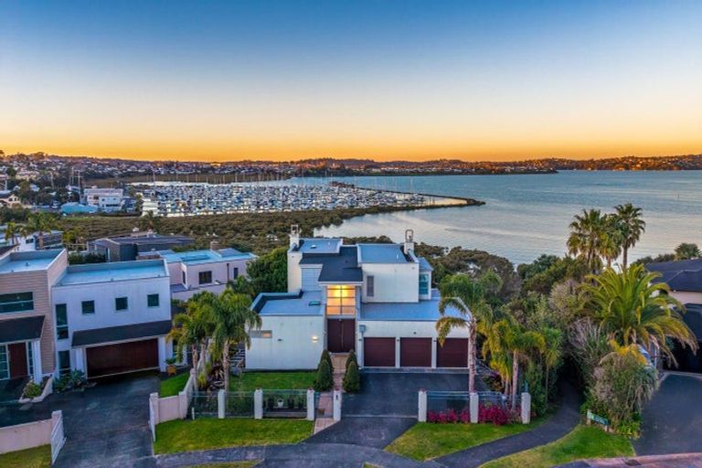 Photo of property in 28 Mansion Court, West Harbour, Auckland, 0618
