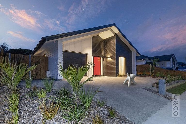 Photo of property in 83 Vinistra Road, Kumeu, 0810