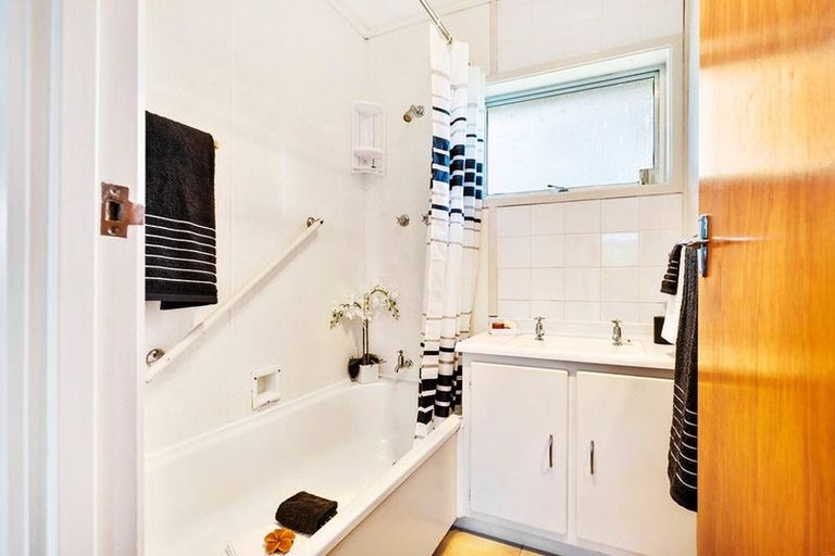 Photo of property in 2/64 Bruce Road, Glenfield, Auckland, 0629
