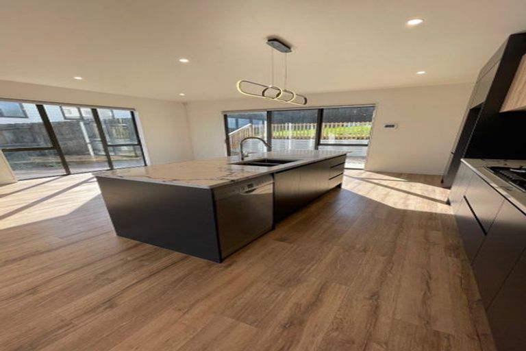 Photo of property in 4 Celestial Crescent, Orewa, 0931