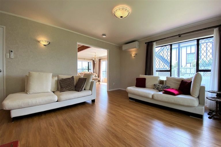 Photo of property in 16 Cherub Place, West Harbour, Auckland, 0618