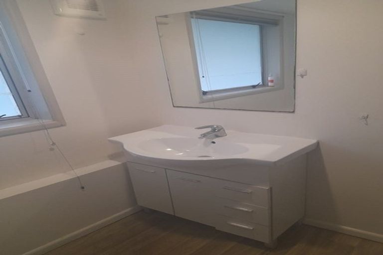 Photo of property in 557 Glenfield Road, Glenfield, Auckland, 0629