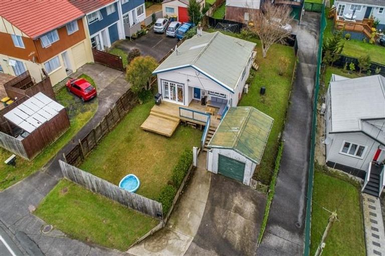 Photo of property in 2 Bowers Road, Glen Eden, Auckland, 0602