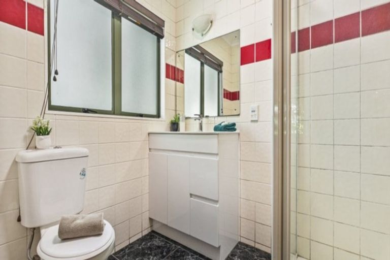 Photo of property in 28a Felgrove Street, Glendene, Auckland, 0602