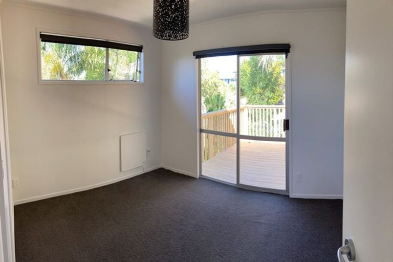 Photo of property in 1 Kayle Glen, West Harbour, Auckland, 0618