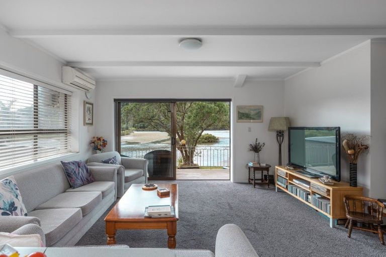 Photo of property in 6 Waiwera Road, Waiwera, Orewa, 0994