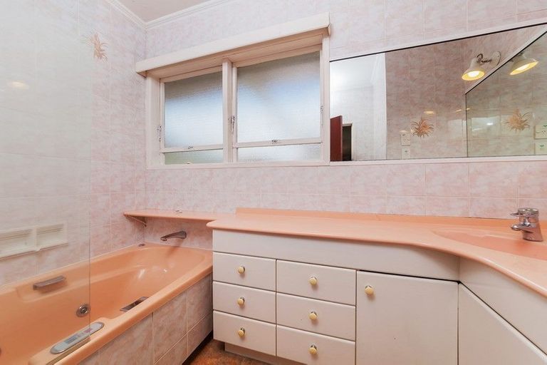 Photo of property in 4301 Great North Road, Glendene, Auckland, 0602