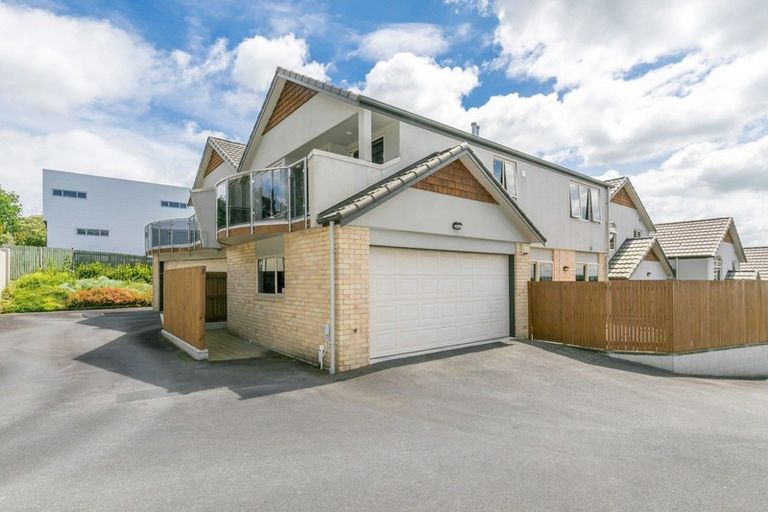 Photo of property in 2/20 Ruakiwi Road, Hamilton Lake, Hamilton, 3204