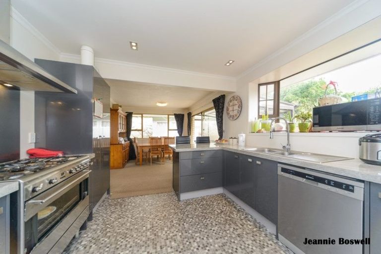 Photo of property in 14 Wikiriwhi Crescent, Awapuni, Palmerston North, 4412