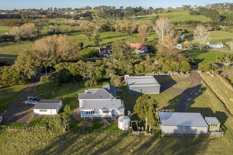 Photo of property in 290 Waitakere Road, Taupaki, 0782