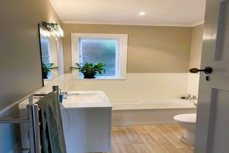 Photo of property in 16 Moana Road, Kelburn, Wellington, 6012