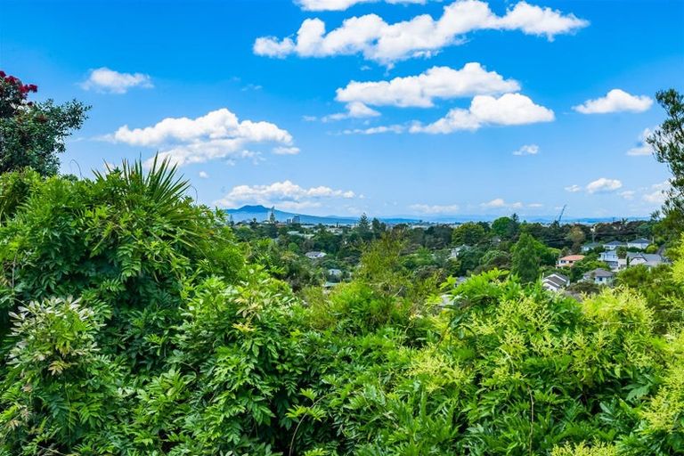 Photo of property in 327c Glenfield Road, Glenfield, Auckland, 0629