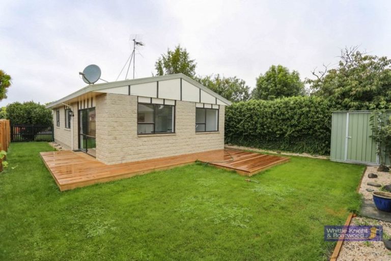 Photo of property in 2/92c Englefield Road, Northwood, Christchurch, 8051