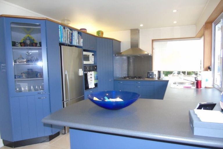 Photo of property in 15 Tainui Terrace, Tawa, Wellington, 5028