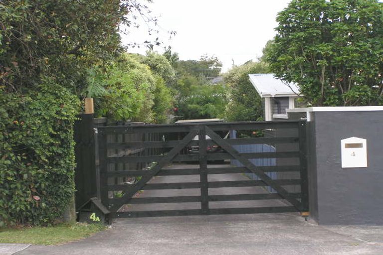 Photo of property in 2/4 Waitemata Road, Hauraki, Auckland, 0622