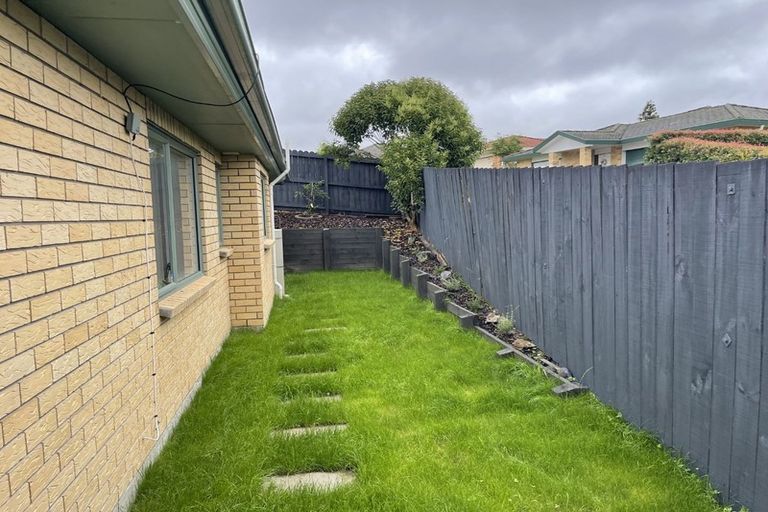 Photo of property in 14 Glenveagh Park Drive, Weymouth, Auckland, 2103