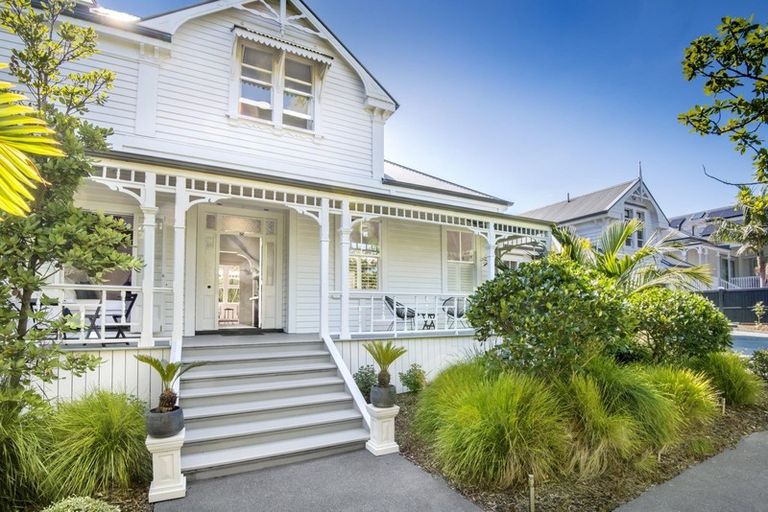 Photo of property in 52 Stanley Point Road, Stanley Point, Auckland, 0624