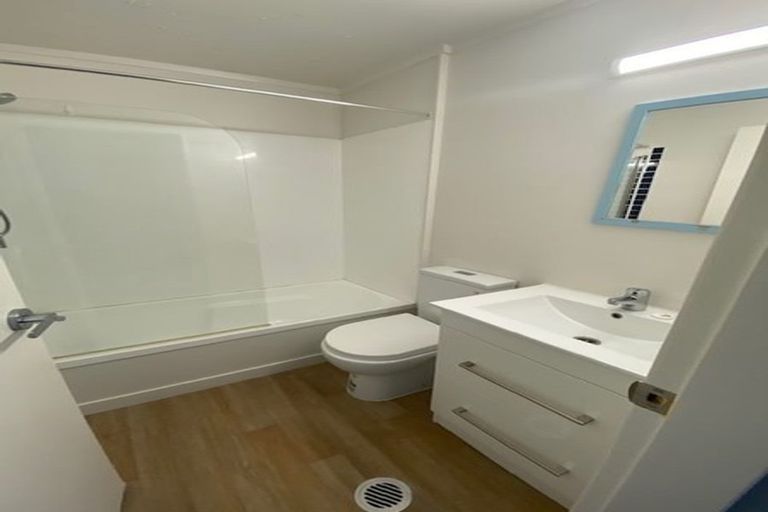 Photo of property in 2/93a Kelburn Parade, Kelburn, Wellington, 6012