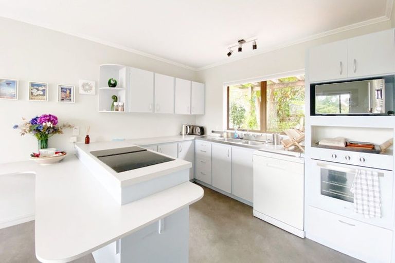 Photo of property in 2 Eastglen Road, Glen Eden, Auckland, 0602