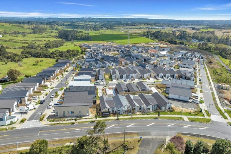 Photo of property in 33 Red Hills Road, Massey, Auckland, 0614