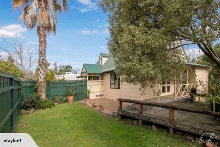 Photo of property in 6 Orinda Close, Botany Downs, Auckland, 2010