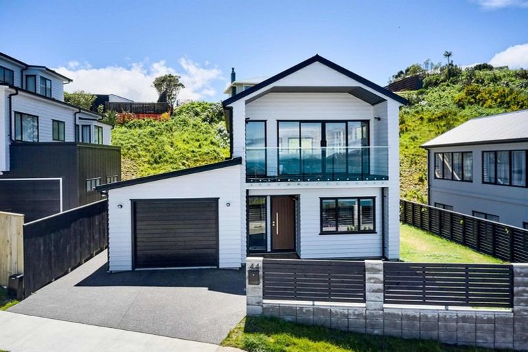 Photo of property in 44 Domett Street, Newlands, Wellington, 6037