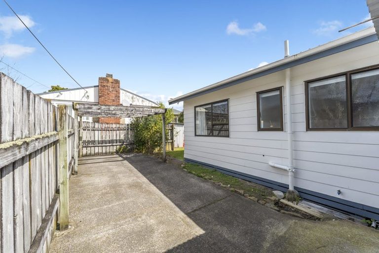 Photo of property in 2/70 Pomaria Road, Henderson, Auckland, 0610