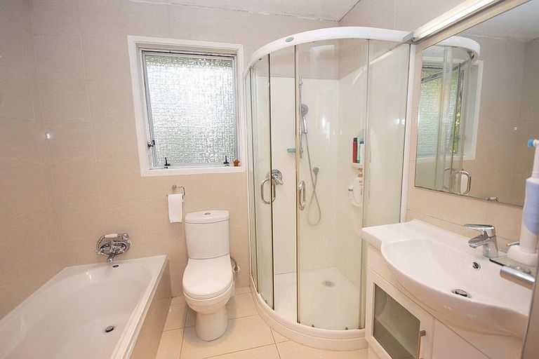Photo of property in 25 Trias Road, Totara Vale, Auckland, 0629