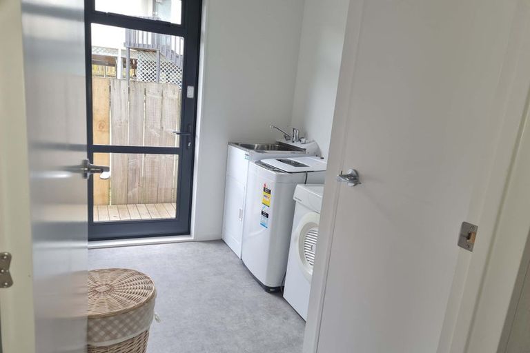 Photo of property in 54a Meadowood Drive, Unsworth Heights, Auckland, 0632