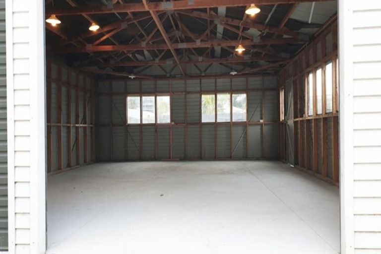 Photo of property in 5 Sutton Avenue, Mangere East, Auckland, 2024