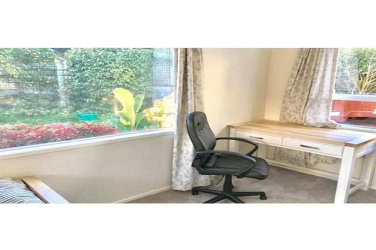 Photo of property in 10 Oakpark Place, West Harbour, Auckland, 0618