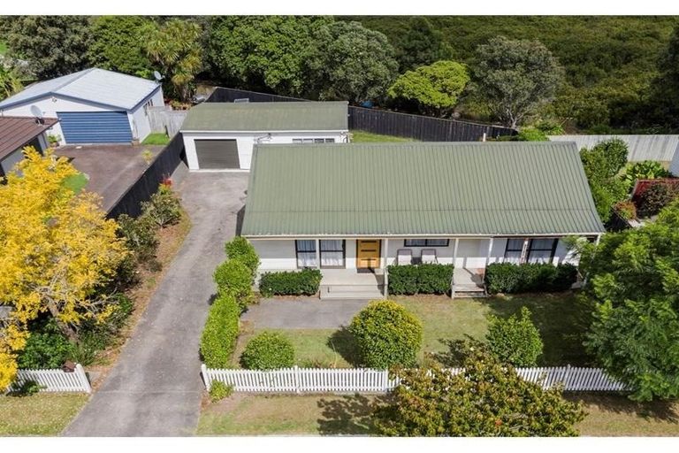 Photo of property in 10 Seaward Place, Wattle Downs, Auckland, 2103