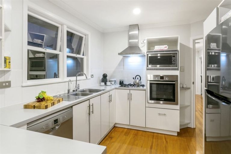Photo of property in 28 Peter Terrace, Castor Bay, Auckland, 0620