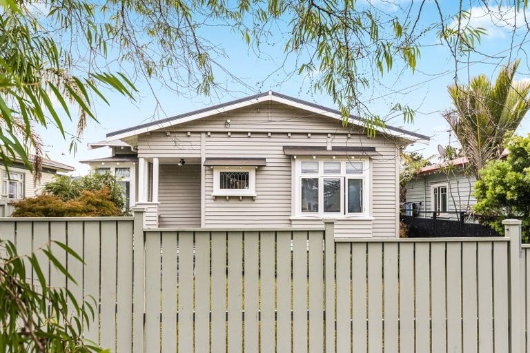 Photo of property in 2/42 Walmer Road, Point Chevalier, Auckland, 1022