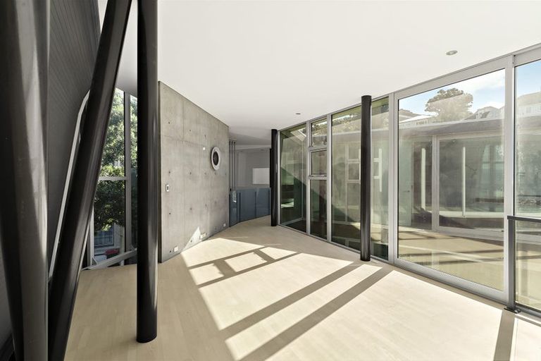 Photo of property in 3b Salmont Place, Kelburn, Wellington, 6012