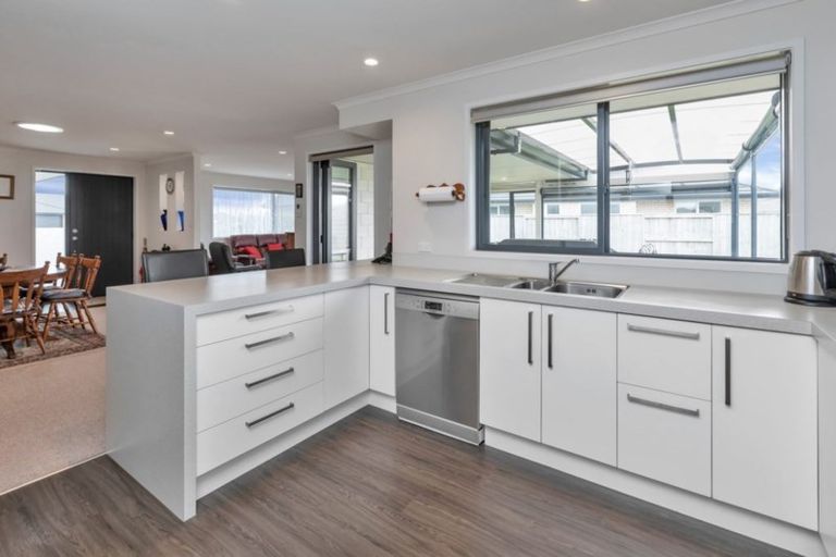 Photo of property in 5 Roto View, One Tree Point, 0118