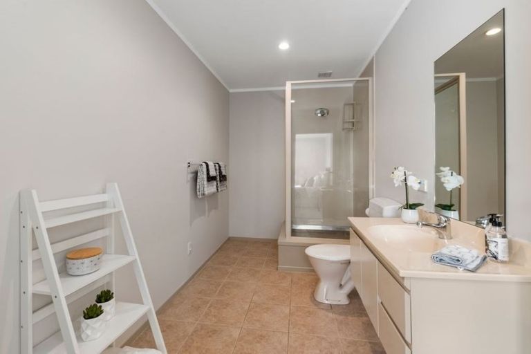 Photo of property in 1/2 Leith Way, Rothesay Bay, Auckland, 0630