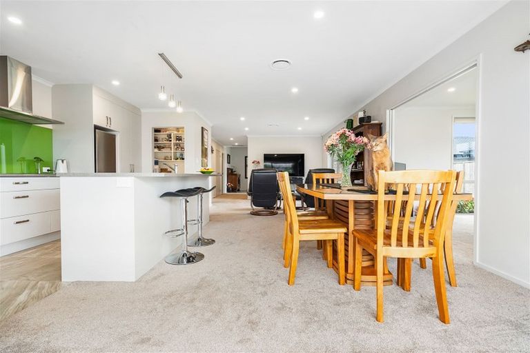 Photo of property in 6 Powhaitere Road, One Tree Point, 0118